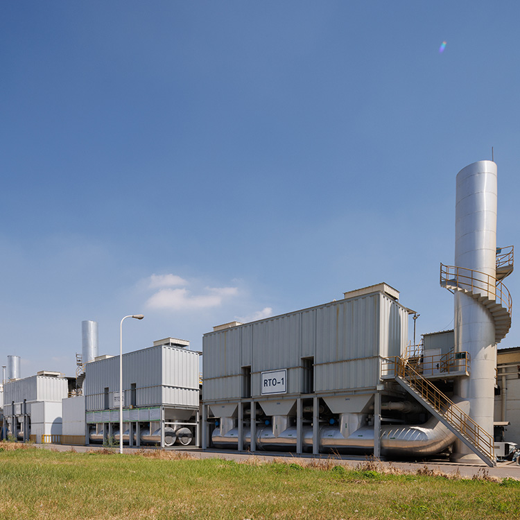 Equipo de incineración de alta temperatura con almacenamiento de calor